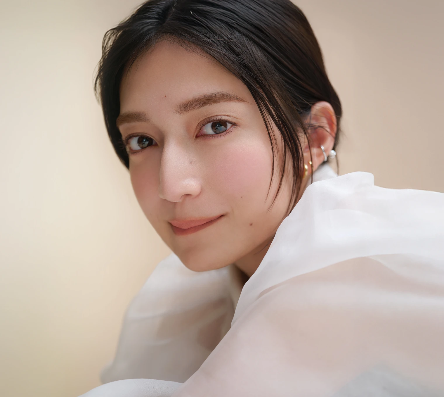 画面左側の女性の画像